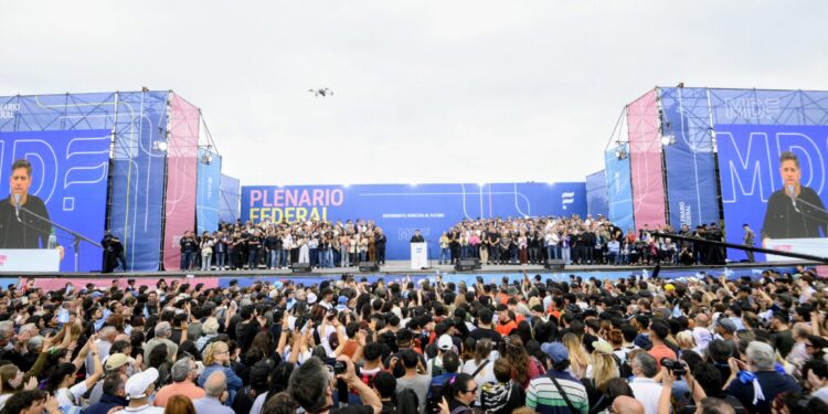 Kicillof criticó el rumbo de Milei y desafió la interna peronista por la “construcción a control remoto”