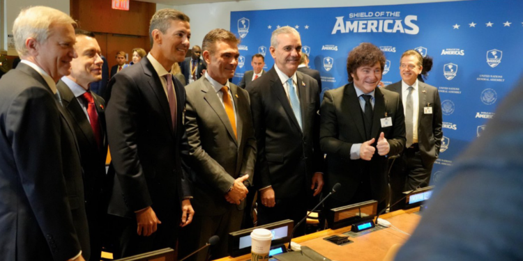 Milei participó del «Escudo de las Américas» pero no consiguió foto con Trump