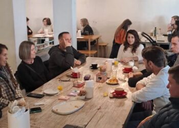 Cómo conocer gente fuera de la etiqueta y las reglas de las apps de citas