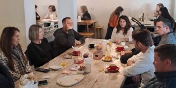 Cómo conocer gente fuera de la etiqueta y las reglas de las apps de citas