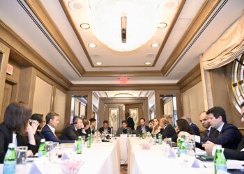 Kicillof se reunió con bonistas y empresarios en Nueva York y cuestionó el modelo de Milei