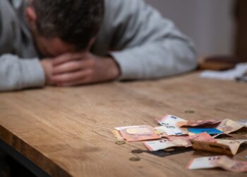 Primero cayó el salario, después llegaron las deudas: el costo del ajuste en los hogares