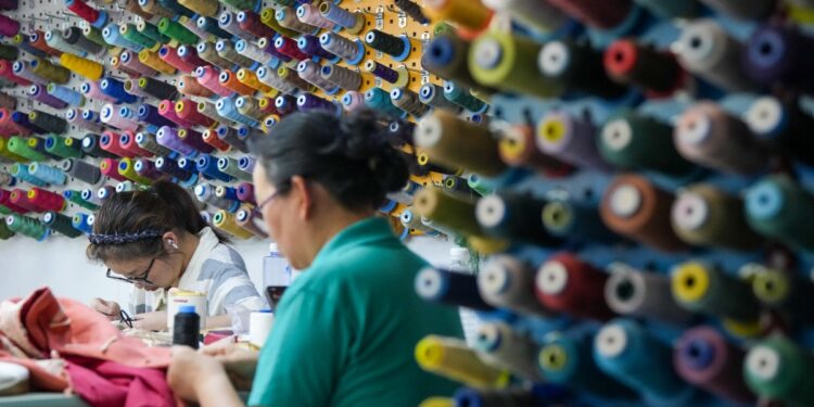 La industria textil no encuentra piso: producción en caída, fábricas paradas y más de 26.000 empleos perdidos