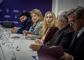 Karina teme la politización del mensaje del Papa y la Iglesia le marca la cancha