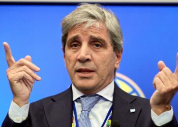 “Convenzan a sus padres”: el pedido de Caputo por dólares pese a no traer los suyos del exterior