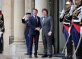 Milei muda la rosca a París y Santilli hace malabares para frenar las PASO