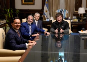 Milei entre la expectativa por Malvinas y los ruegos de sus ministros por los endeudados