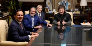 Milei entre la expectativa por Malvinas y los ruegos de sus ministros por los endeudados