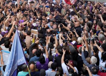 Con clima electoral, Milei cerró su recorrida por Bahía Blanca junto a Santilli