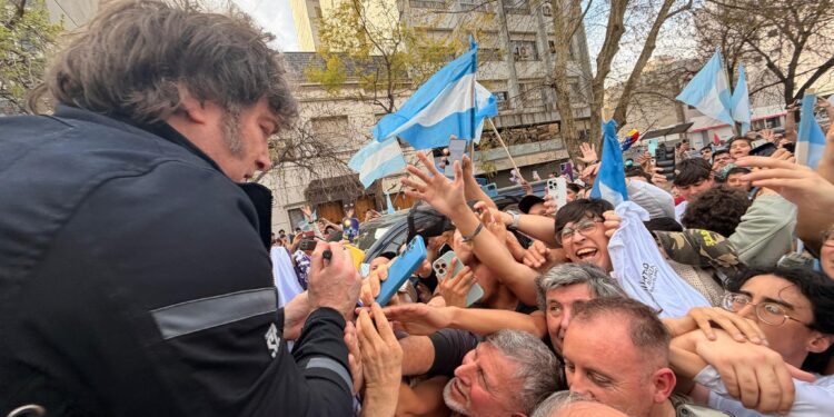 Con clima electoral, Milei cerró su recorrida por Bahía Blanca junto a Santilli