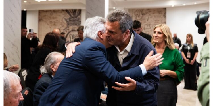 El homenaje a De la Sota reunió a Llaryora y Schiaretti con Massa, que pidió la unidad