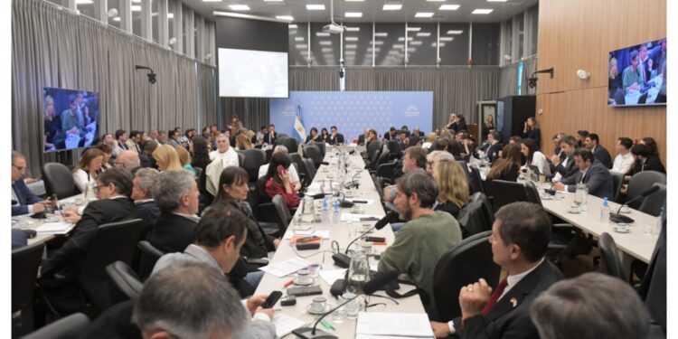 Diputados: LLA impuso su dictamen por morosidad, pero define el recinto