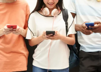 Francia retrocedió con la prohibición de las redes sociales a menores de 15 años