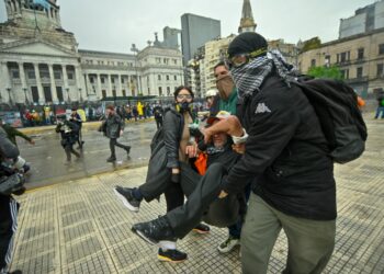Denuncian penalmente al Gobierno por la represión de la marcha universitaria