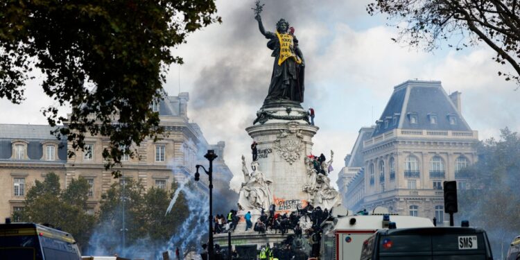 Arde París: miles de manifestantes protestaron contra Macron y fueron reprimidos