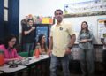 Flávio Bolsonaro votó en el balotaje de Brasil y afirmó que llegó “el momento del cambio”