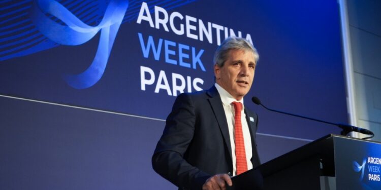 Caputo repitió que no existe el «riesgo kuka» y pasó la gorra a inversores