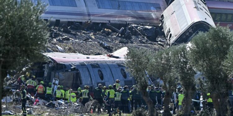 Tragedia en España: equipos de rescate buscan más sobrevivientes entre los vagones