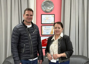 Roberto Vázquez junto a la intendenta de Presidente Perón, Blanca Cantero (Foto: X)