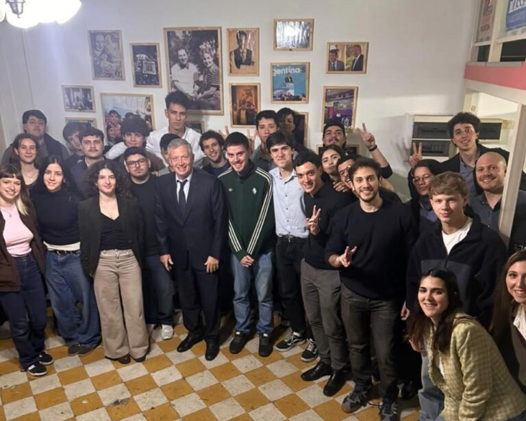 Emilio Monzó junto a militantes del Frente Renovador (Foto: X)