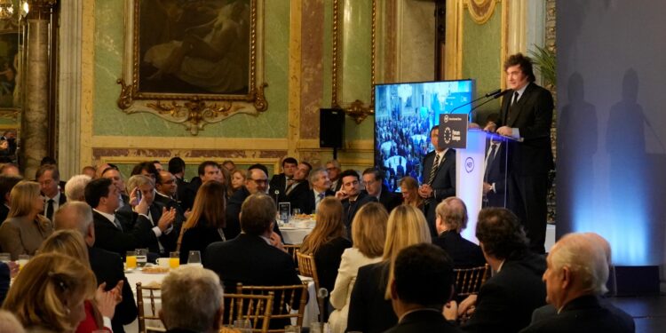 Milei en Madrid: pidió que echen “a patadas” a Sánchez en las elecciones del 29-N