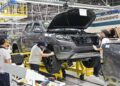 Por la economía en crisis otra gigante automotriz frena su producción