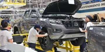 Por la economía en crisis otra gigante automotriz frena su producción