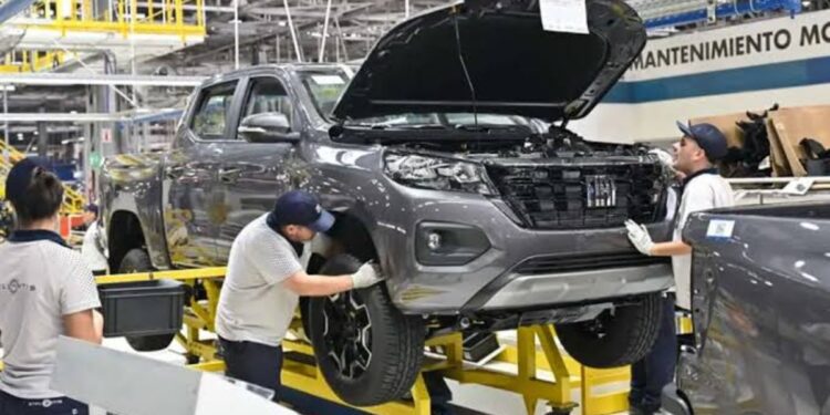 Por la economía en crisis otra gigante automotriz frena su producción