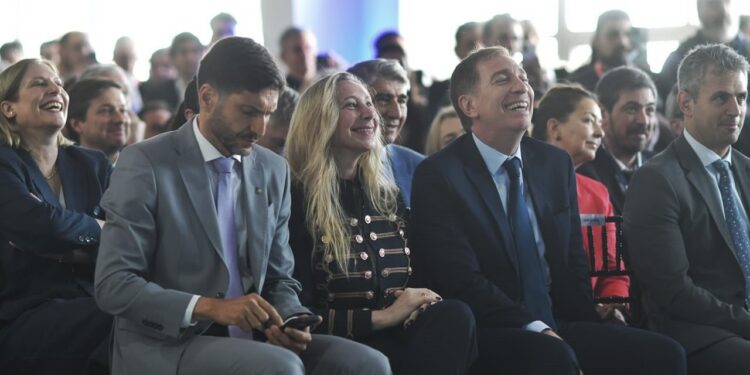 Postal de Rosario: Karina busca apoyos contra las PASO pero todo sigue trabado