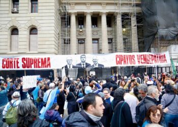 Ley de Tierras: marcha en Tribunales mientras la Corte llama conjueces y la Iglesia suma críticas