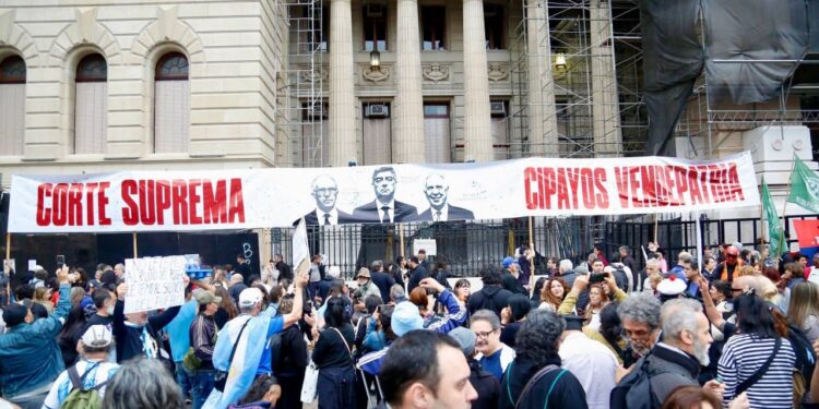 Ley de Tierras: marcha en Tribunales mientras la Corte llama conjueces y la Iglesia suma críticas