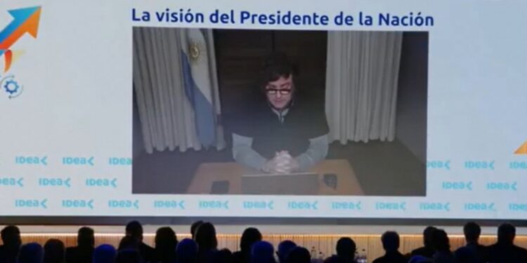 Milei insiste en destacar la suba de los salarios informales, que apenas superan los $ 700.000