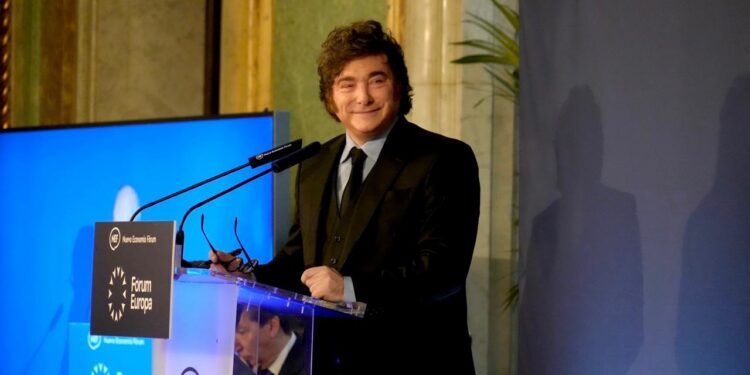 Milei en Madrid: pidió que echen “a patadas” a Sánchez en las elecciones del 29-N