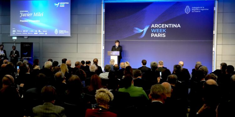 El Presidente reanimó la reelección en París: «2028 será el mejor año de la historia»