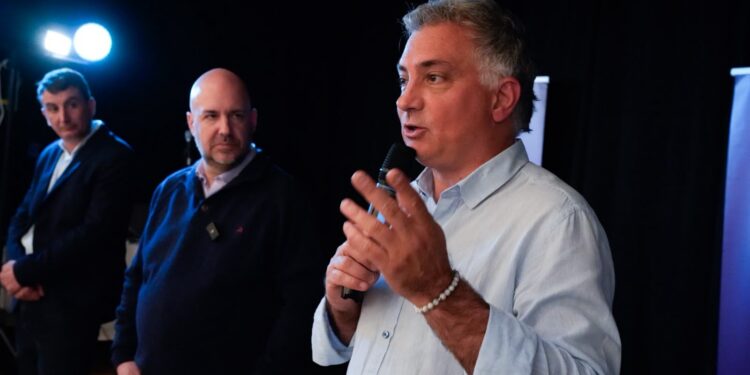 Pareja se baja de la carrera por la Gobernación y respalda a Santilli para 2027