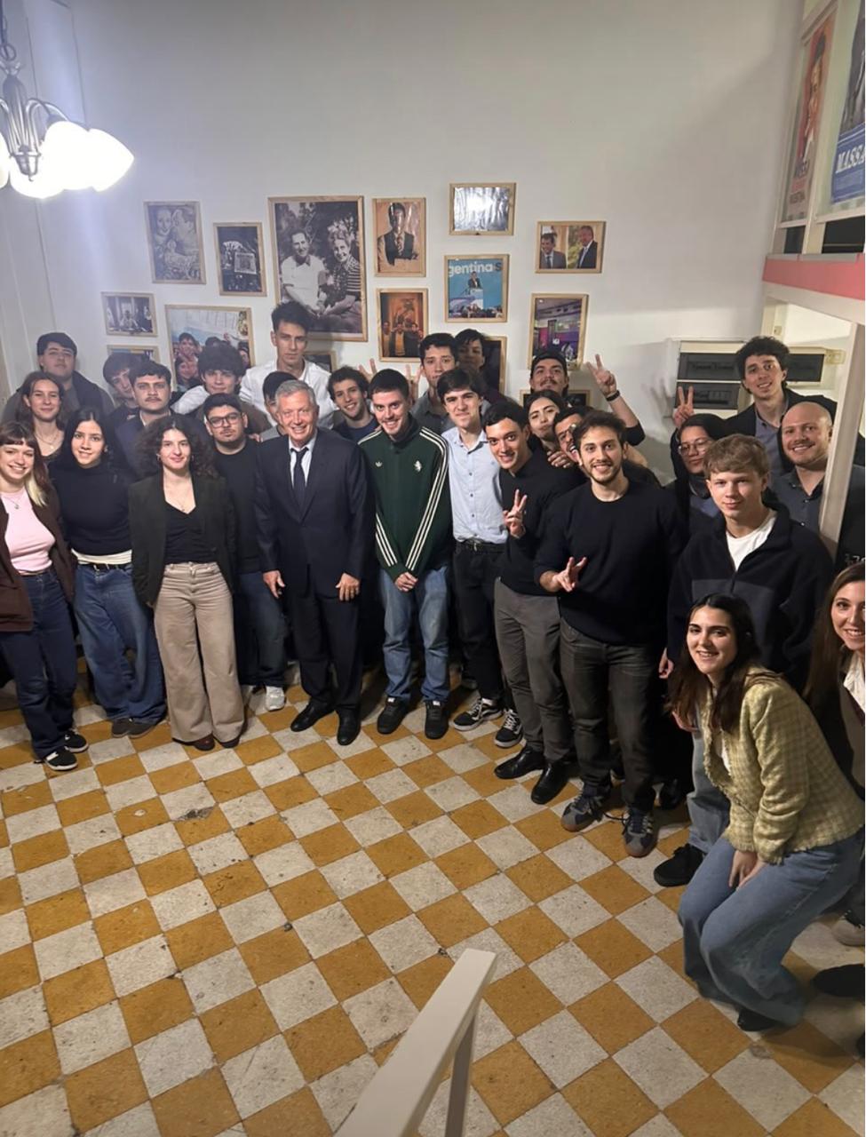 Emilio Monzó con jóvenes del Frente Renovador (Foto: X)