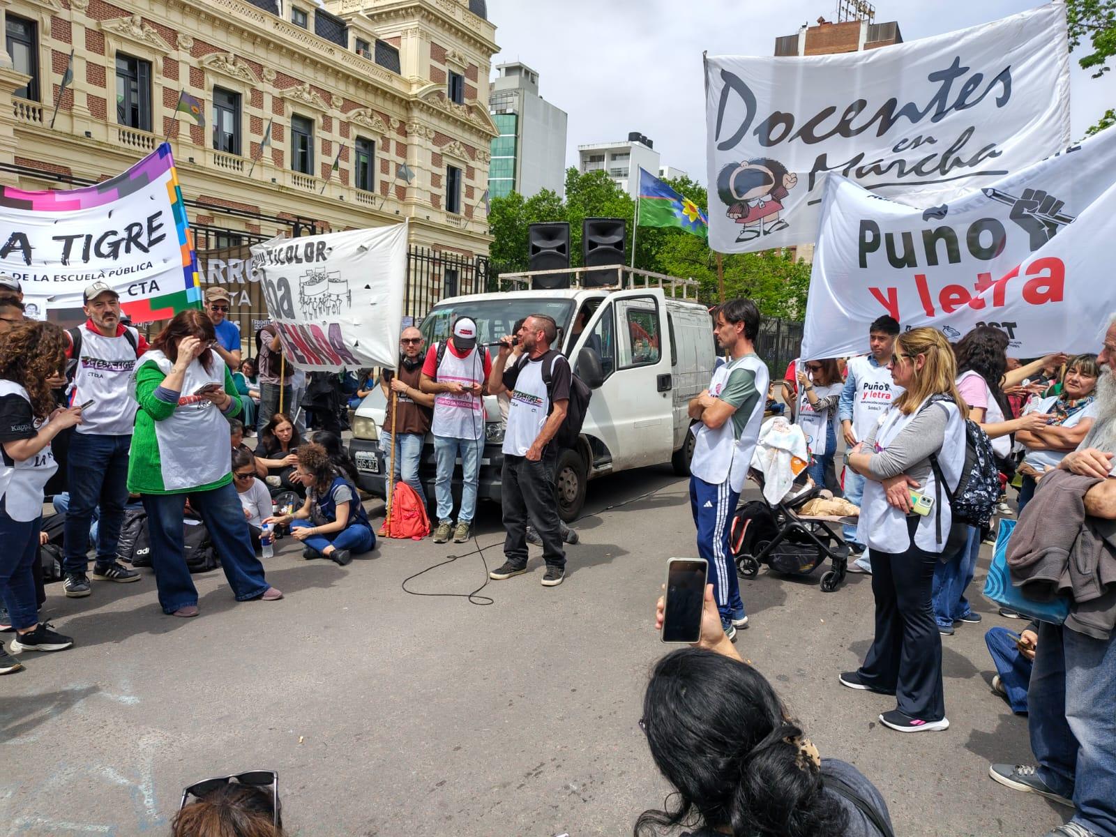 Reclamo docente frente a Gobernación 22 de octubre (Foto: La Pluma)