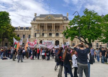 Reclamo docente frente a Gobernación 22 de octubre (Foto: La Pluma)