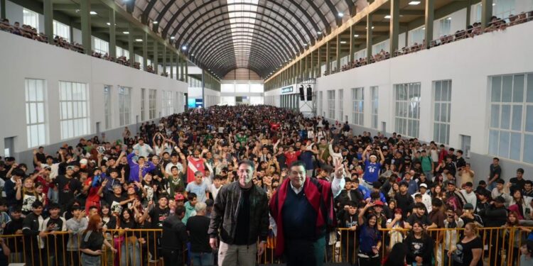 Más de 15.000 jóvenes participaron de una charla sobre educación e IA en José C. Paz