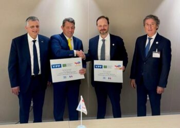 YPF cerró un acuerdo clave para producir combustible sostenible para aviones en Santa Fe