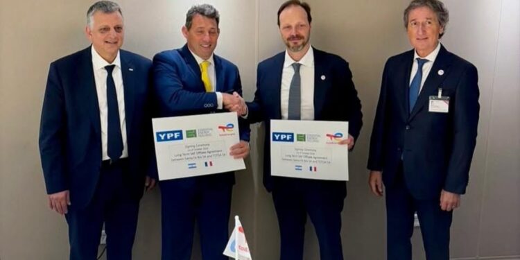 YPF cerró un acuerdo clave para producir combustible sostenible para aviones en Santa Fe