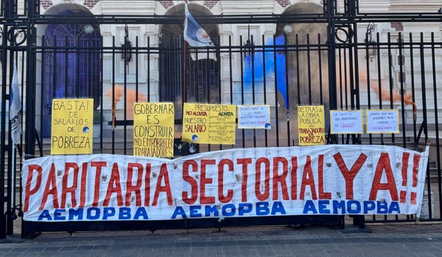 Reclamo de trabajadores ministerio de Infraestructura (Foto: La Pluma)