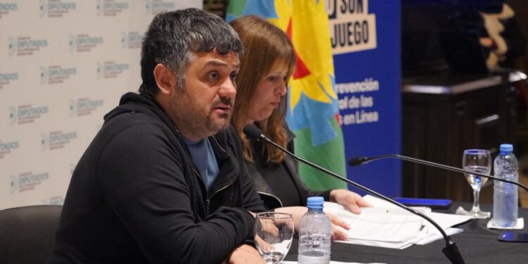 Facundo Tignanelli en la presentación del paquete de prevención de ludopatía (Foto: Prensa Diputados)