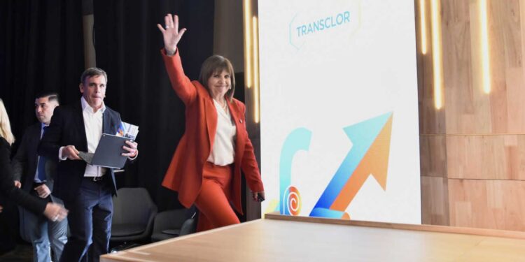 Bullrich toma más distancia del Gobierno y amagó un prelanzamiento en IDEA