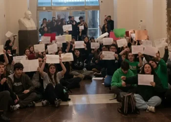 Inédita toma estudiantil del Palacio Pizzurno puso en crisis a Pettovello y Torrendell