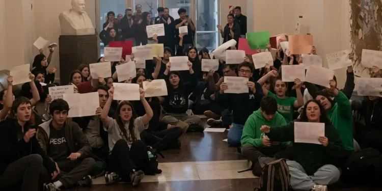Inédita toma estudiantil del Palacio Pizzurno puso en crisis a Pettovello y Torrendell